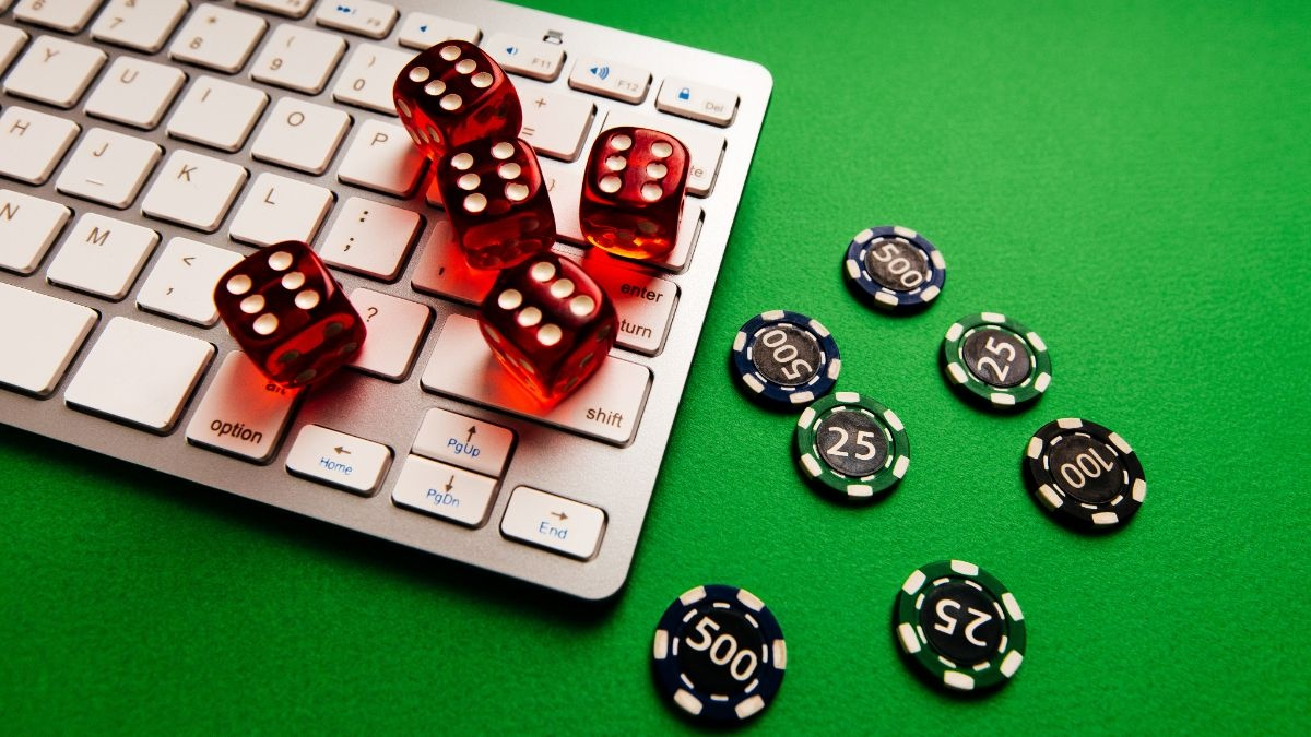  casino presented on mobile device in Pakistan with slots and live games